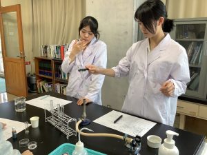 ベネジクト液を加えて熱する