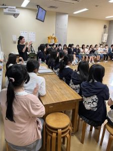 会のようす